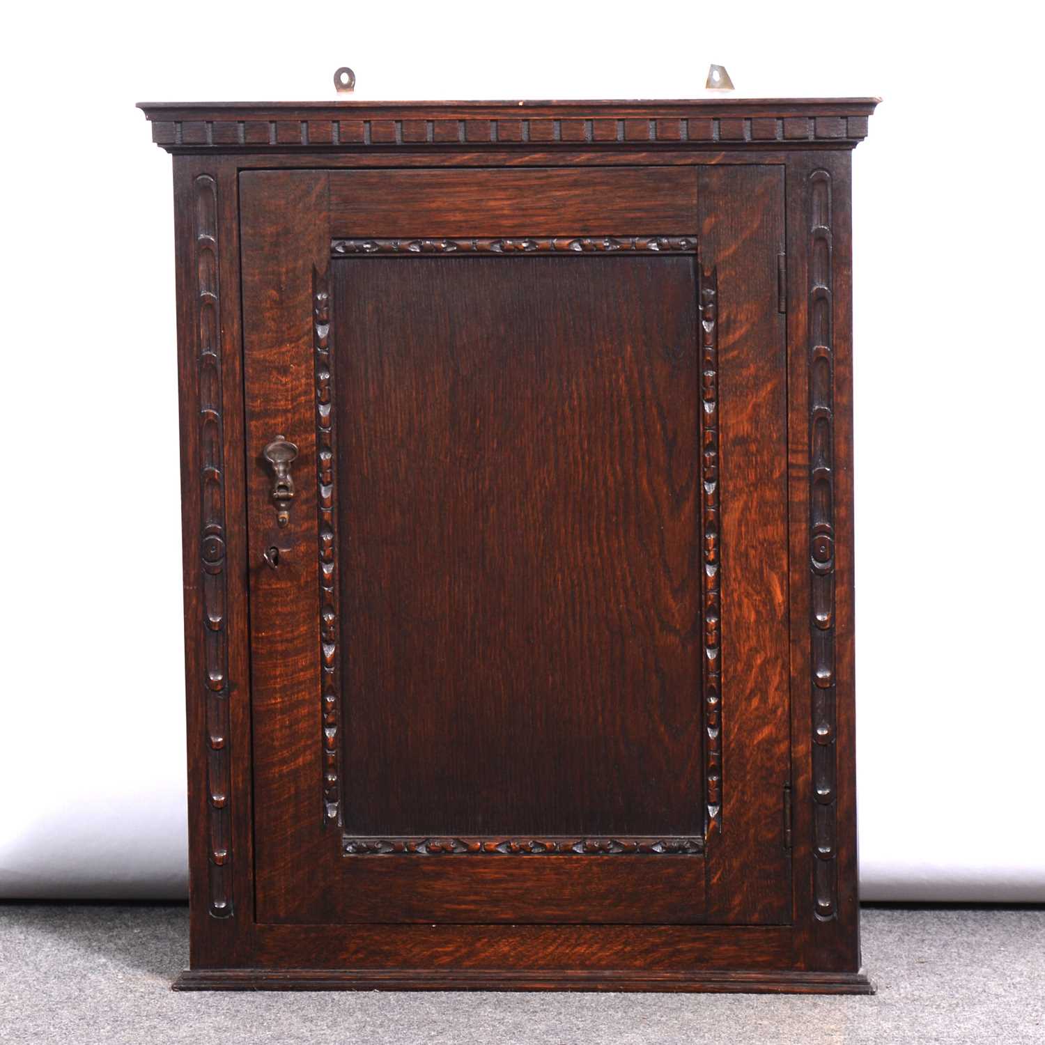 Lot 476 - Small oak hanging corner cabinet.