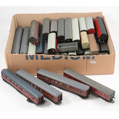 Lot 89 - Thirty-six OO gauge model railway passenger coaches and rolling-stock