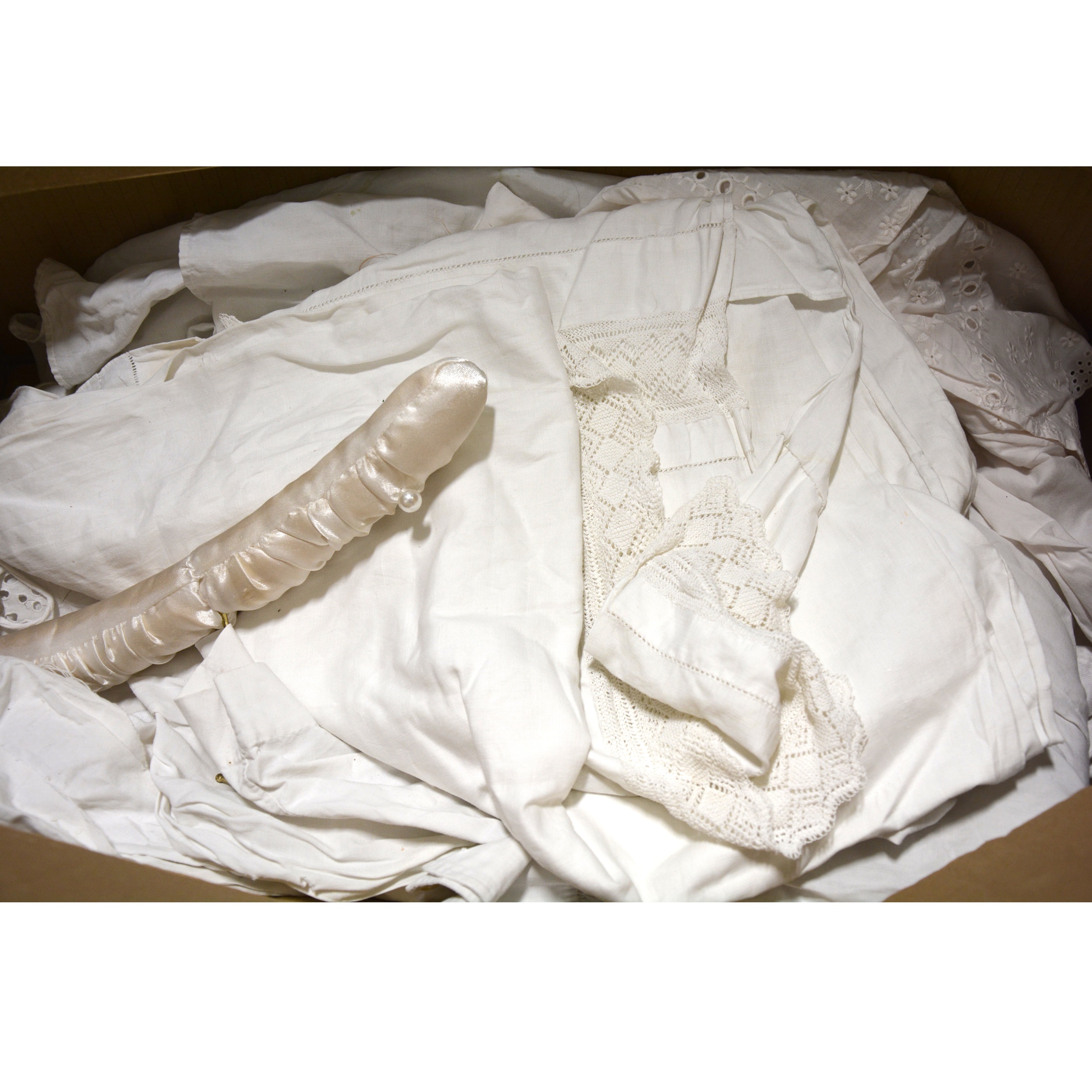 lot-260-box-of-linen