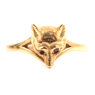 Lot 249 - A 9 carat yellow gold fox mask ring