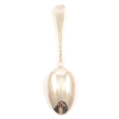 Lot 281 - A George III silver Hanovarian pattern scallop-back table spoon, George Smith II