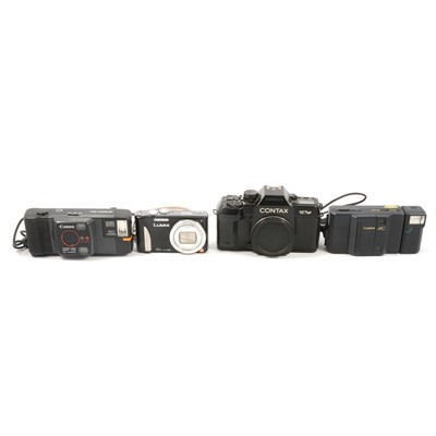 Lot 101 - Quantity of vintage film cameras.