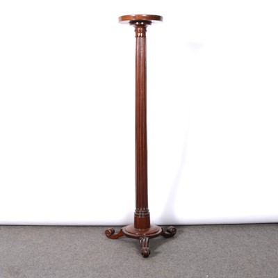 Lot 387 - An Edwardian mahogany jardiniere stand