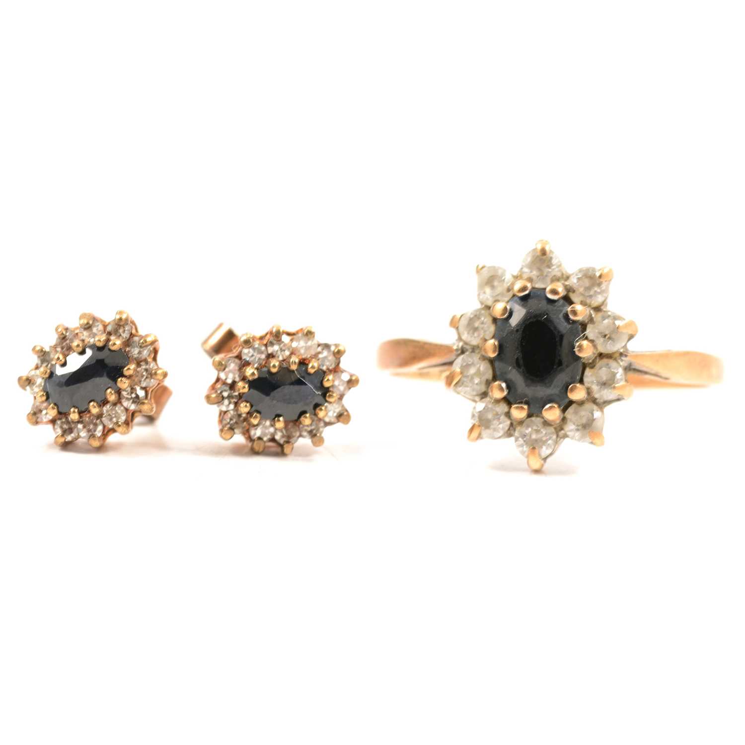 Lot 59 - A matching pendant and chain, earstuds and ring.