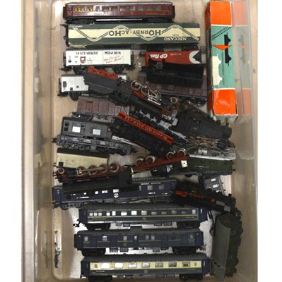 Lot 98 - One tray of HO gauge model railways, including four locomotive etc