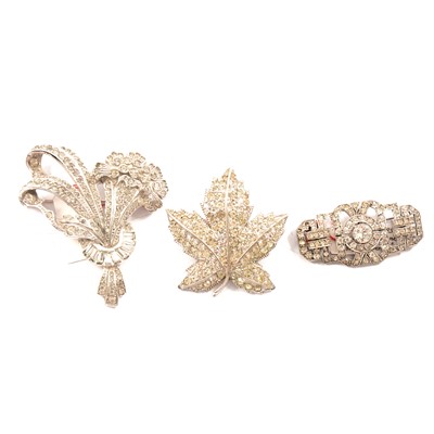 Lot 466 - Seventeen vintage clear paste brooches, Art Deco and later.