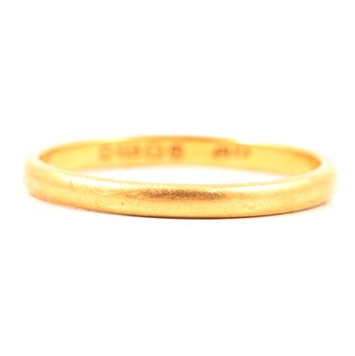 Lot 124 - A 22 carat yellow gold wedding band.