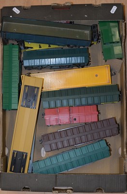 Lot 21 - Thirteen O gauge model freight cars and rolling-stock
