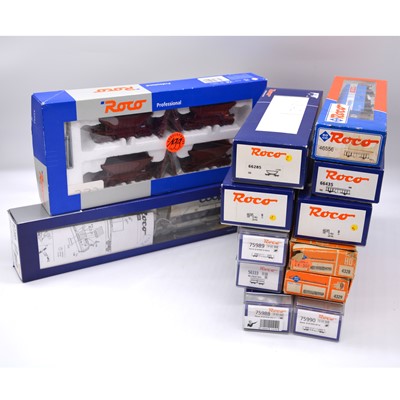 Lot 263 - Thirteen Roco HO gauge model railway container wagon sets and other rolling-stock.