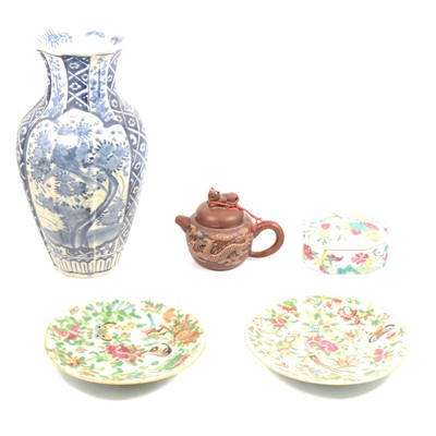Lot 67 - Small quantity of Chinese ceramics and porcelain