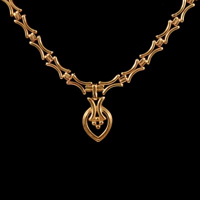 Lot 214 - A 9 carat yellow gold necklace.