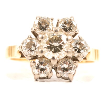Lot 26 - A diamond cluster ring.