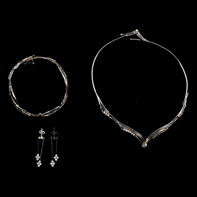 Lot 213 - A handmade platinum and diamond suite of necklace, bracelet and earrings