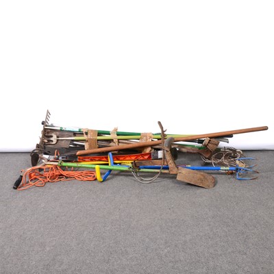 Lot 208 - Quantity of garden hand tools