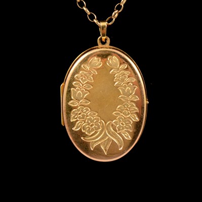 Lot 246 - A 9 carat yellow gold photograph locket with chain.