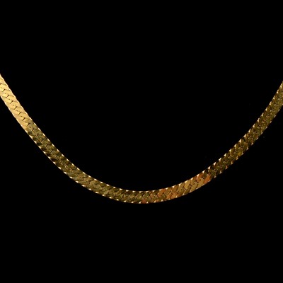 Lot 222 - A 9 carat yellow gold flat S link necklace.