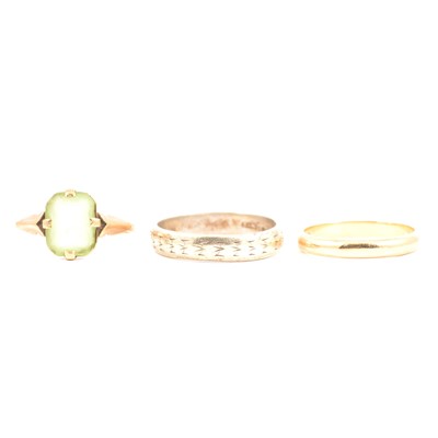 Lot 243 - Two 9 carat gold wedding bands and a green stone solitaire ring.