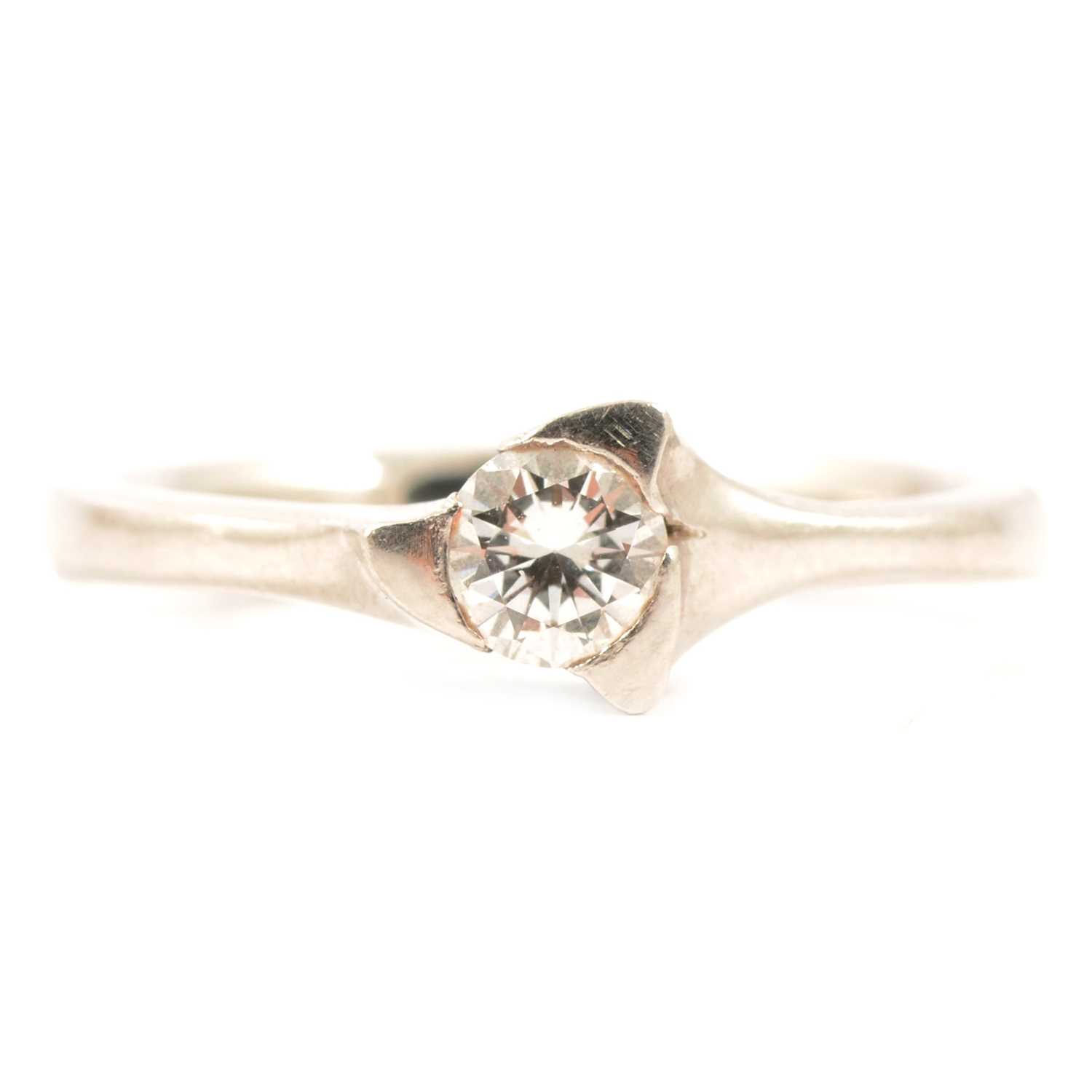 Lot 8 - A diamond solitaire ring.