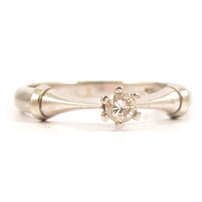 Lot 213 - A diamond solitaire ring.