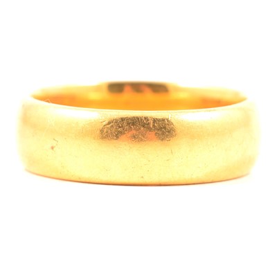 Lot 122 - A 22 carat yellow gold wedding band.