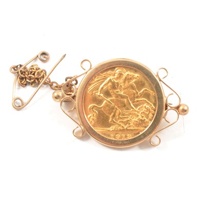 Lot 156 - A Gold Half Sovereign Coin brooch.