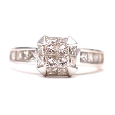 Lot 91 - A diamond cluster ring.