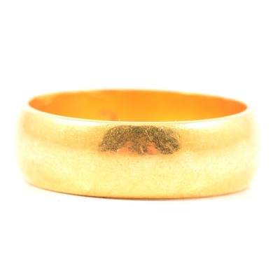 Lot 123 - A 22 carat yellow gold wedding band.