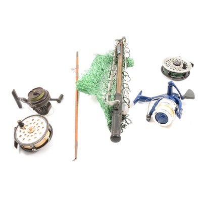 Lot 167 - Quantity of fly fishing reels and accessories