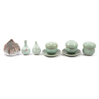 Lot 49 - Small collection of Korean pottery and other ceramics