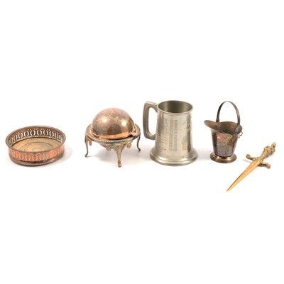 Lot 95 - A quantity of decorative brass and metalware.