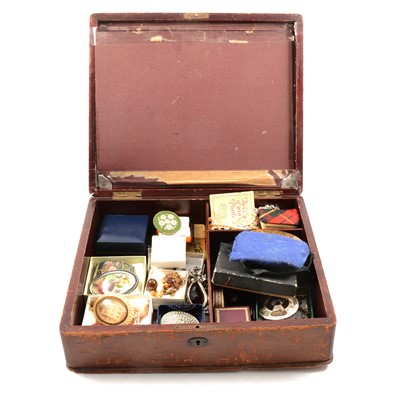 Lot 494 - A vintage wooden jewel box with silver and costume jewellery, powder compacts.