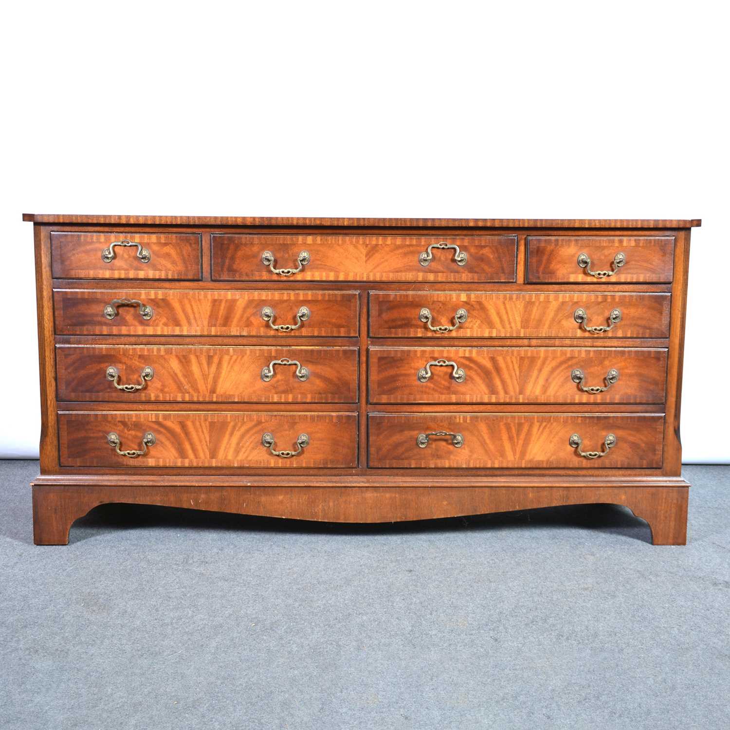 Lot 405 - Reproduction mahogany chest of drawers