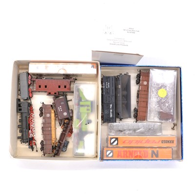 Lot 566 - N gauge and HOn3 gauge model railways, two small trays including two locomotives