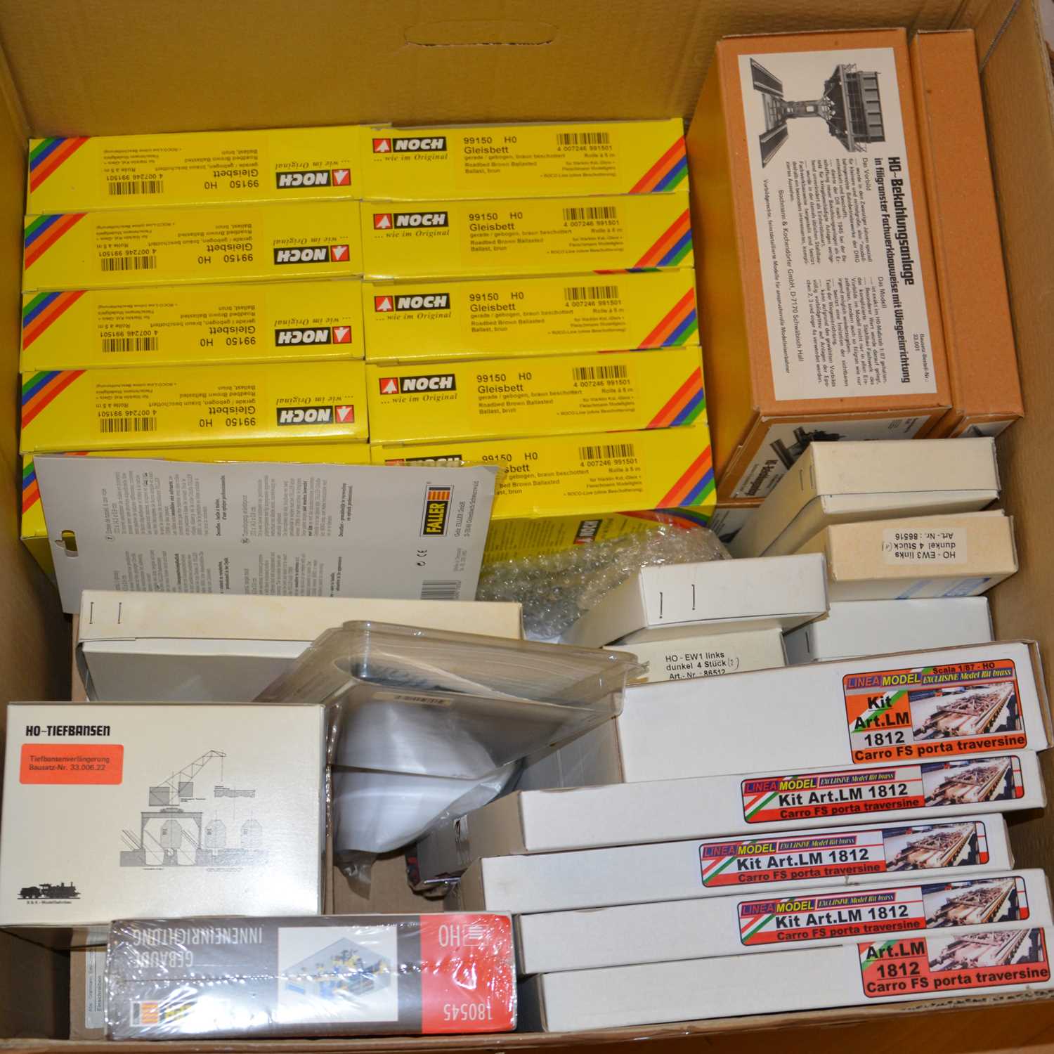 Linea Model Lot 479 - One box of HO gauge model railway track-side