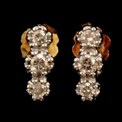 Lot 250 - A pair of diamond earstuds.