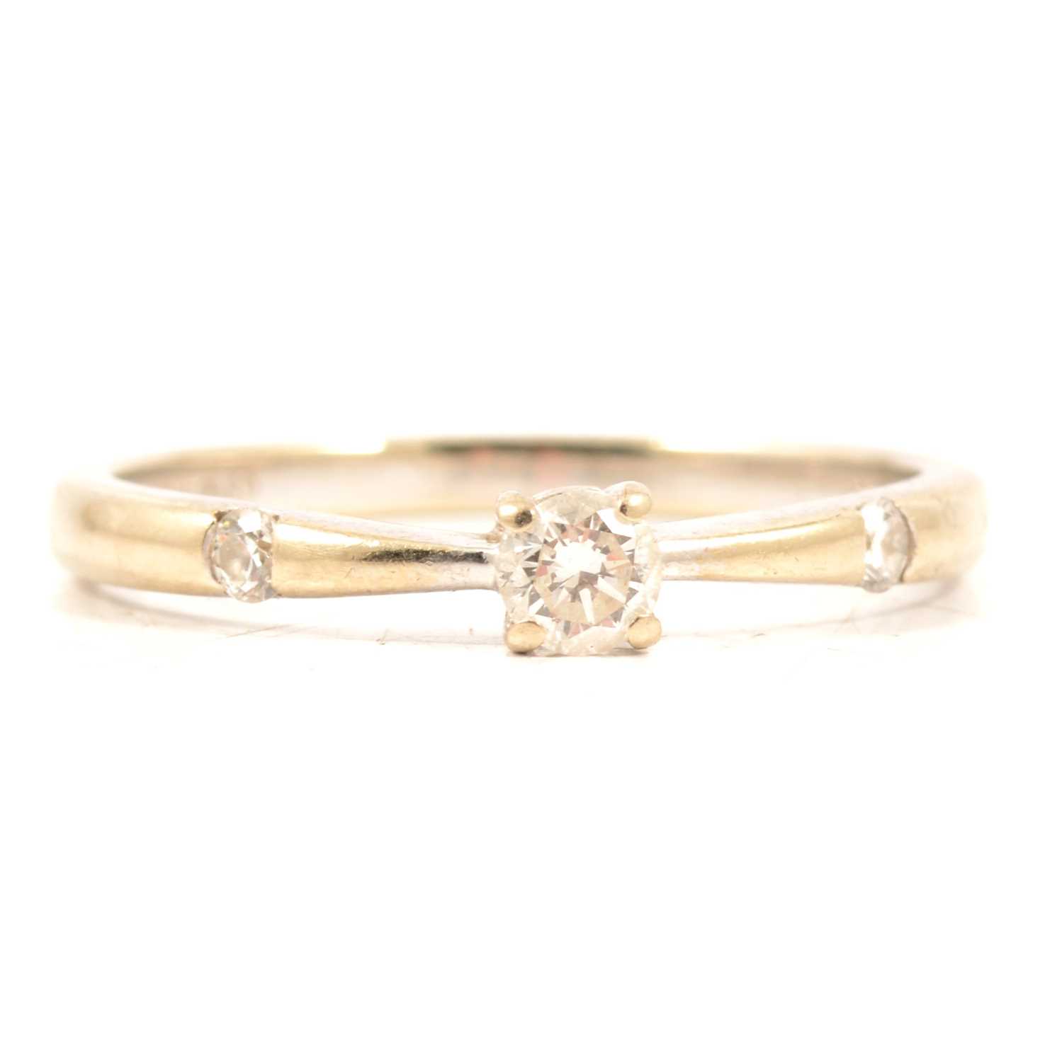Lot 5 - A diamond solitaire ring.