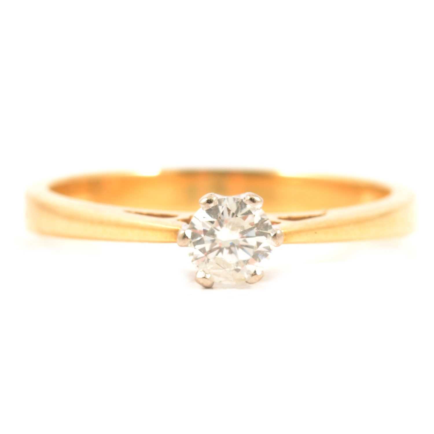 Lot 3 - A diamond solitaire ring.