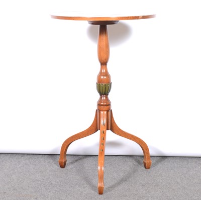 Lot 401 - Victorian style mahogany pedestal table