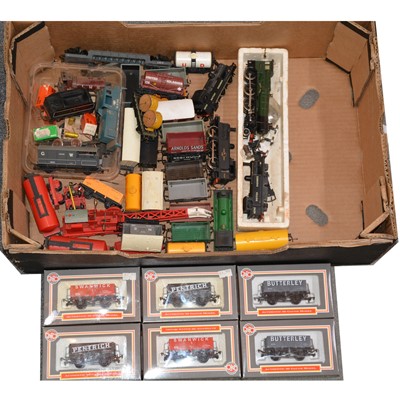 Lot 323 - OO gauge model railway, one tray of mixed models.