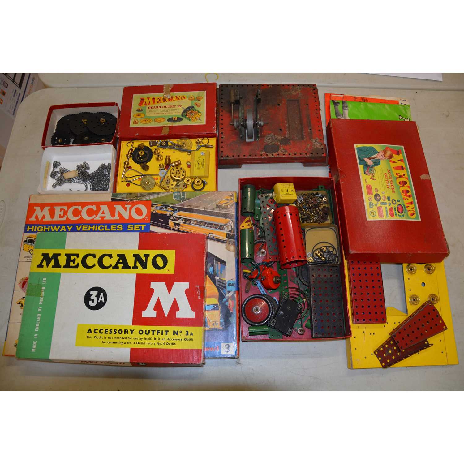 Lot 1215 - Meccano sets and parts; including gear outfit and accessory outfits etc