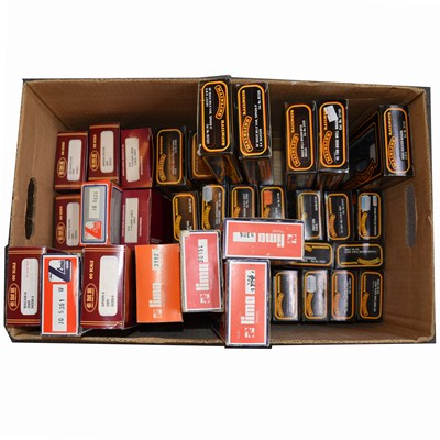 Lot 326 - Thirty-four Lima, Mainline Railways and Airfix OO gauge model railway freight cars