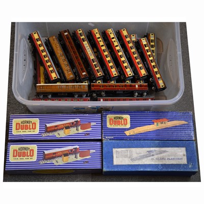 Lot 302 - Hornby Dublo and other OO gauge model railway passenger coaches; two Hornby Dublo platforms