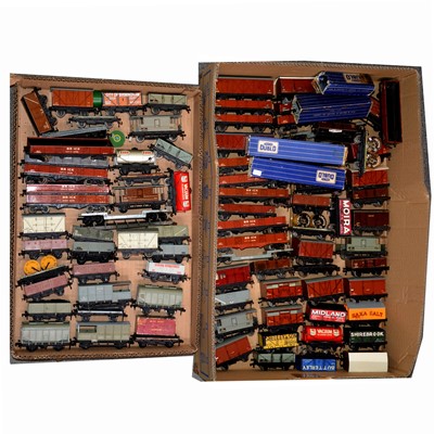 Lot 303 - Two trays of Hornby Dublo OO gauge model railway passenger coaches and freight cars