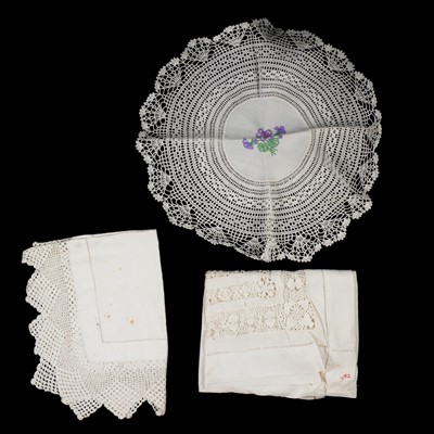 Lot 89 - Case of linen and lace