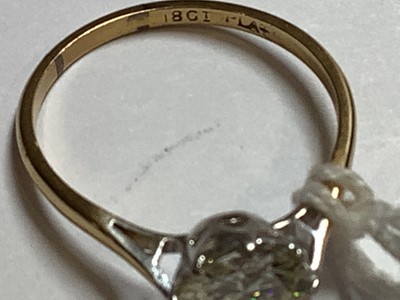 Lot 1 - A diamond solitaire ring.