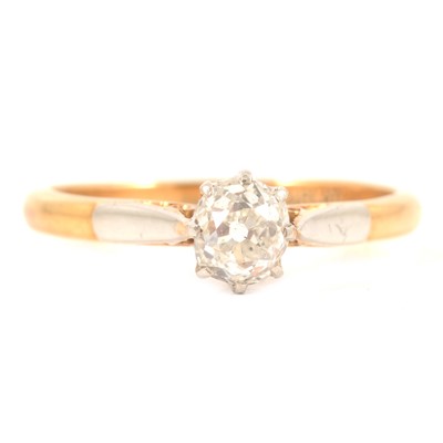 Lot 11 - A diamond solitaire ring.