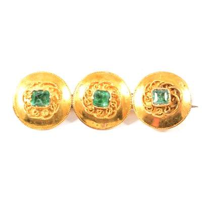 Lot 264 - An emerald three stone bar brooch.