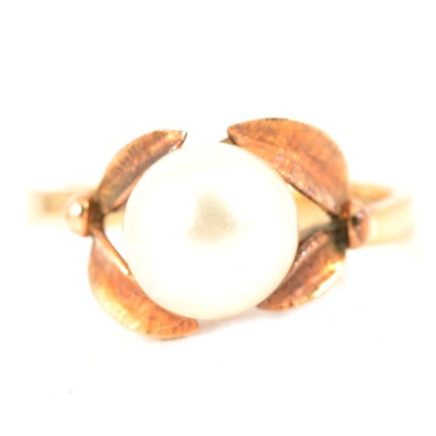 Lot 244 - A cultured pearl dress ring.