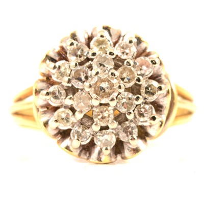 Lot 319 - A circular diamond cluster ring.