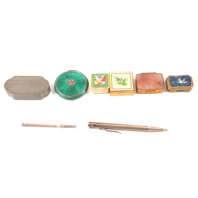 Lot 280 - White metal cocktail swizzle stick, silver propelling pencil, and six snuff boxes and compacts.